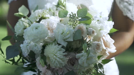 Detailaufnahme-Einer-Mittleren-Braut,-Die-Einen-Strauß-Hochzeitsblumen-Hält
