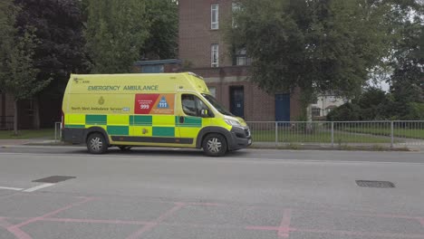 Gelber-Krankenwagen-Aus-Merseyside-Verlässt-Das-Warrington-Krankenhaus-In-Zeitlupe