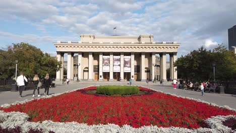 Teatro-Académico-Estatal-De-Novosibirsk-De-ópera-Y-Ballet-Frente-Tiro-De-Larga-Distancia
