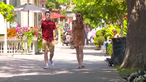 Turistas-Caminando-En-La-Pintoresca-Ciudad-Pequeña-De-Niagara-on-the-lake,-Ontario