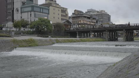 Río-Kamo-Y-Puente,-área-Sanjo-De-Kyoto,-Japón