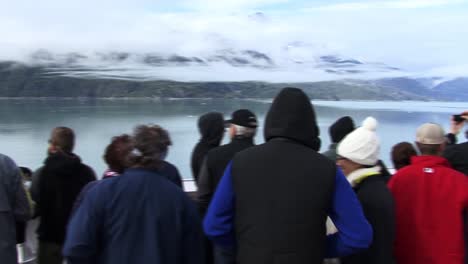 Turistas-Disfrutando-Del-Paisaje-En-El-Parque-Nacional-De-La-Bahía-De-Los-Glaciares,-Alaska