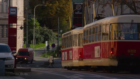 Die-Prager-Straßenbahn-Fährt-Im-Warmen,-Sonnigen-Licht-Die-Straße-Entlang