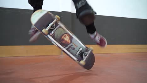 Makro-Trackaufnahme-Eines-Jungen-Talentierten-Skateboarders-Mit-Maske,-Der-Den-Perfekten-Trick-Macht