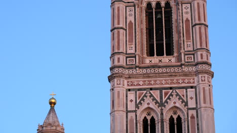 Hermosa-Catedral-De-Florencia-Campanario-De-Giotto,-Cerrar,-Arriba-Inclinado-Hacia-Arriba