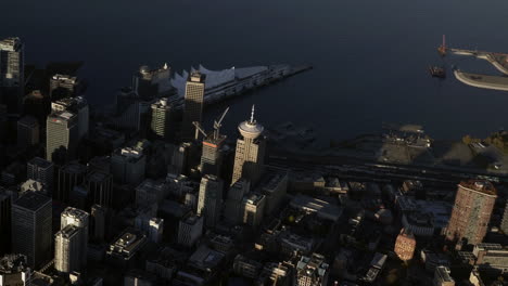 Bemerkenswerte-Aussicht-Auf-Vancouver-Lookout,-Pan-Pacific-Vancouver-Und-Überführung-Kanadas-Im-Hafen-Von-Vancouver,-BC-–-Luftaufnahme