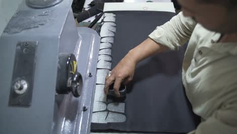 Sastre-De-Ropa-Corta-Textiles-De-Cuero-Para-La-Fabricación-De-Ropa-En-Una-Prensa,-Productos-Hechos-A-Mano