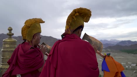 Monjes-Budistas-Tibetanos-Realizan-Un-Ritual-Al-Amanecer-Con-Caracolas-Tradicionales