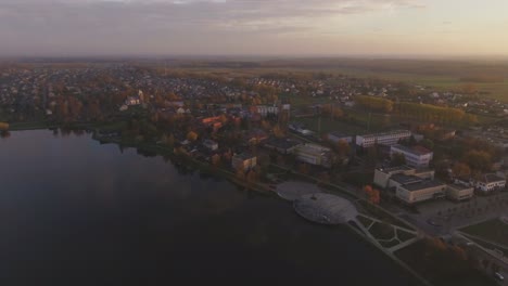 Stadtzentrum-Von-Sirvintos-Bei-Sonnenuntergang.-Luftschwenk-Nach-Rechts