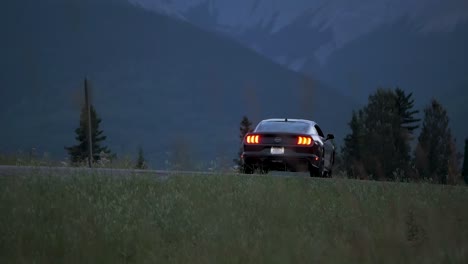 Ein-Ford-Bullitt-Mustang-Muscle-Car-Wurde-Während-Der-Blauen-Stunde-Auf-Landstraßen-Gesehen
