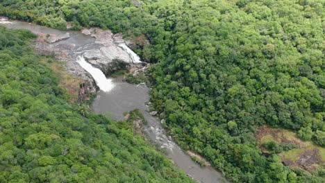 Luftaufnahme-Eines-Wasserfalls-Im-Dschungel-Von-Uruguay