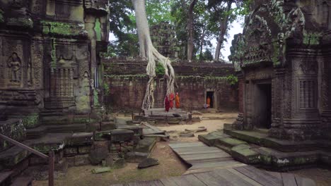 Empty-Angkorian-temple,-Ta-Prohm,-Siem-Reap,-Cambodia,-with-a-few-visiting-monks-and-no-tourists-during-Covid-19