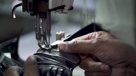 Nahaufnahme-Eines-Arbeiters,-Der-Lederhandschuhe-In-Einer-Fabrik-Für-Die-Designermodeindustrie-Näht