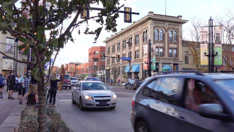 Gente-Celebrando-La-Victoria-Electoral-De-Joe-Biden-En-Las-Calles-De-Boulder,-Colorado