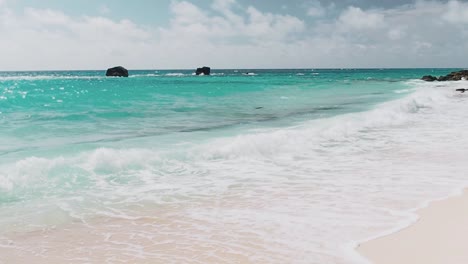 Church-Bay-Beach-Es-Una-Pequeña-Y-Maravillosa-Playa-En-Southampton,-Bermudas.