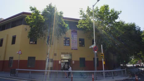Fassade-Einer-Weiterführenden-Schule-Im-Stadtteil-Sant-Marti-In-Barcelona