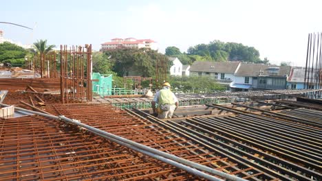 Bauarbeiter,-Die-Stahlbewehrungsstab-Herstellen---Holzschalung-Auf-Der-Baustelle