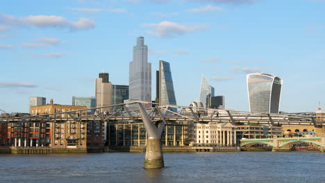 Londoner-Stadtbild-Mit-Fußgängerbrücke-Und-Modernen-Architekturgebäuden