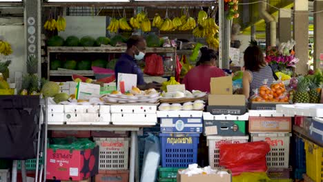 Stand-Auf-Dem-Whampoa-Wet-Market.-Kunde-Kauft-Früchte