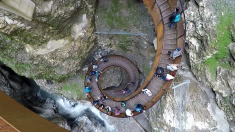Escalera-De-Caracol-Con-Gente-Caminando-Hacia-Arriba-Y-Hacia-Abajo-En-El-Especialmente-Estrecho-Desfiladero-Liechtensteinklamm