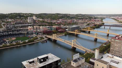 Hermosos-Colores-De-La-Hora-Mágica-Del-Parque-Pnc-Y-La-Ciudad-De-Los-Puentes-En-Pittsburgh,-Pennsylvania