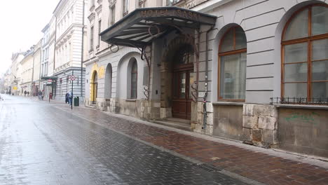 Entrada-Al-Clásico-Hotel-Saski-En-Cracovia-Antiguo-Hotel-En-Proceso-De-Renovación