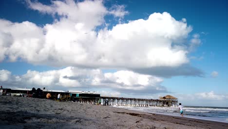 Wolkenzeitraffer-Mit-Menschen-Im-Hintergrund-Am-Cocoa-Beach-Pier-In-Florida