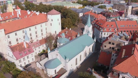 Vista-Aérea-De-Pájaro-Sobre-El-Histórico-Castillo-De-Riga-En-El-Norte-De-Europa,-Letonia,-Día