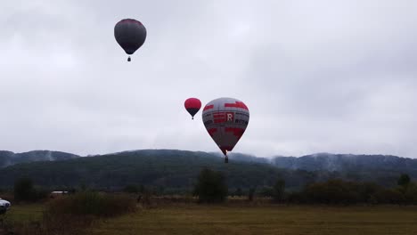 Eine-Gruppe-Von-Ballons-Bei-Der-Heißluftballonparade-In-Rumänien-Schwebt-Unter-Einem-Bewölkten-Himmel