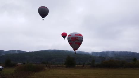 Grupo-De-Globos-En-El-Desfile-De-Globos-Aerostáticos-Rumania-Flotan-Bajo-Un-Cielo-Nublado