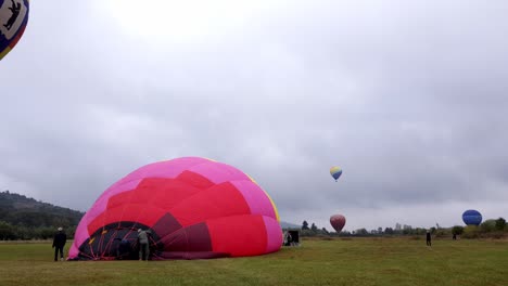 Time-lapse-of-Hot-Air-Balloons-Landing-During-Hot-Air-Balloons-Festival-in-Romania