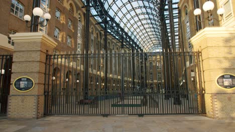 Lockdown-in-London,-deserted-and-empty-retail-stores,-shops,-bars-and-restaurants-within-The-Hays-Galleria,-during-the-Coronavirus-pandemic-2020-in-golden-sunlight