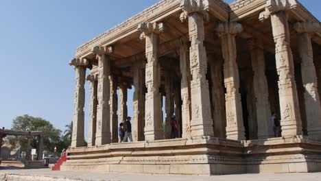 Personas-Que-Visitan-Kadalekalu-Ganesha,-Histórico-Templo-Hindú-En-Hampi,-India---Tiro-De-Arco-De-Mano