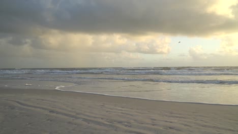 Wellen-Plätschern-Am-Strand-Bei-Flut-Während-Des-Sonnenaufgangs-Am-Atlantischen-Ozean-In-Zentralflorida