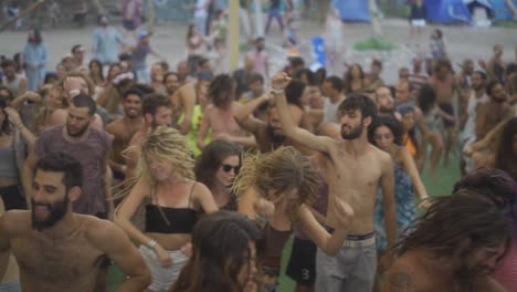 Gente-Bailando-En-El-Festival-De-Musica