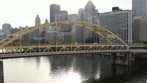 Slow-aerial-rise-above-Fort-Duquesne-Bridge-Pittsburgh,-Pennsylvania