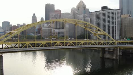 Lento-Ascenso-Aéreo-Sobre-El-Puente-Fort-Duquesne-En-Pittsburgh,-Pensilvania