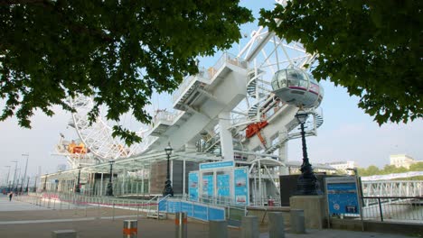 Closed-London-Eye-not-moving-on-empty-Queen's-Walk,-during-the-COVID-19-lockdown-pandemic-2020