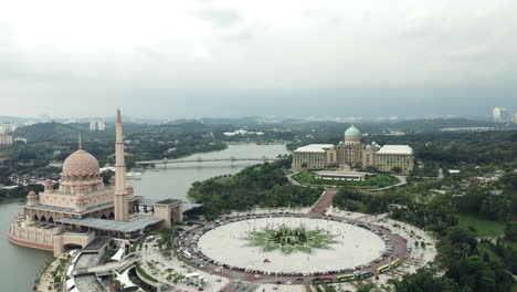 Toma-Aérea-Del-Hijo-De-Las-Llanuras-Y-La-Oficina-Del-Primer-Ministro-En-Kuala-Lumpur,-Malasia