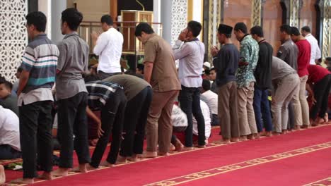 Musulmanes-Rezando-En-El-Centro-Islámico-Ntb,-Mataram-Indonesia---Plano-General