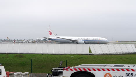 An-Air-China-Dreamliner-Taxiing-Out-Charles-de-Gaulle-Airport-in-Paris
