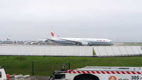 Ein-Dreamliner-Von-Air-China-Rollt-Vom-Flughafen-Charles-De-Gaulle-In-Paris