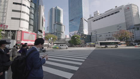 Viajeros-Locales-Con-Mascarilla-Esperando-La-Señal-Para-Cruzar-La-Calle-En-El-Cruce-De-Shibuya,-Tokio,-Japón-Durante-La-Pandemia