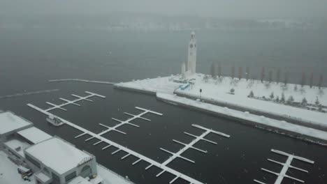 Verschneiter-Winter-In-Kanada-An-Den-Docks-Einer-Altstadt---Drohnen-4K-Luftaufnahme