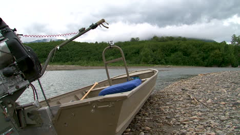 Zeitraffer-Eines-Bootes-An-Einem-Fluss-In-Alaska