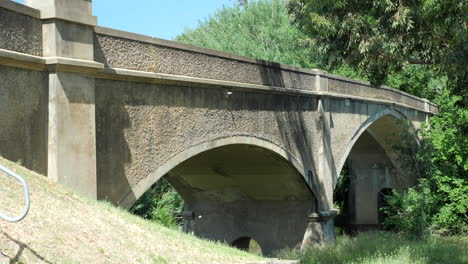 Antiguo-Puente-De-Arco-De-Cemento-Histórico-Sobre-El-Río-Moorabool,-Pan-A-La-Derecha