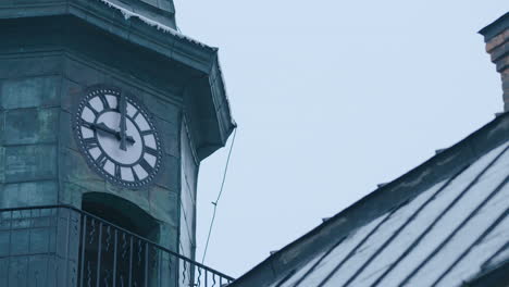 Plano-General-De-Una-Torre-De-Reloj-Cuando-El-Minutero-Marca-Las-9-A.m.