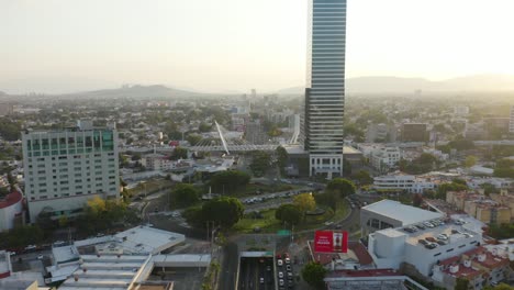 Drohne-Fliegt-über-Den-Wunderschönen-Guadalajara-Plaza-Zur-Berühmten-Modernen-Brücke