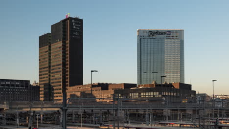 Edificios-Modernos-Vistos-Desde-El-Proyecto-De-Código-De-Barras-En-Una-Puesta-De-Sol---Oslo-S-En-Primer-Plano---Alejar,-Lapso-De-Tiempo