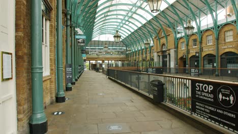 Lockdown-in-London,-closed-shops-and-restaurants-in-empty-Covent-Garden-Piazza,-West-End,-during-the-COVID-19-pandemic-2020